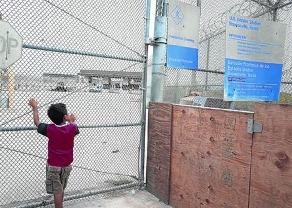 Un niño, en un puesto fronterizo del estado de Tejas, el viernes pasado. Un niño, en un puesto fronterizo del estado de Tejas, el viernes pasado.