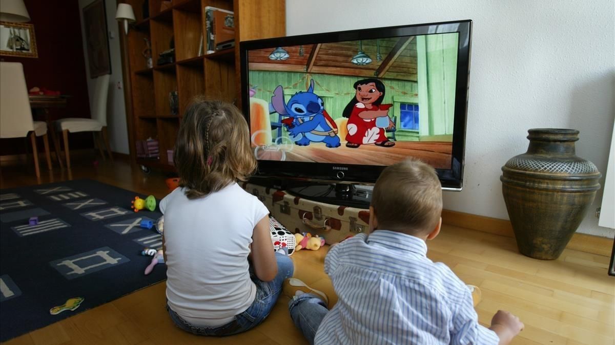 La mayoría de las familias conocen el control parental en la televisión, pero no lo usan. La mayoría de las familias conocen el control parental en la televisión, pero no lo usan.