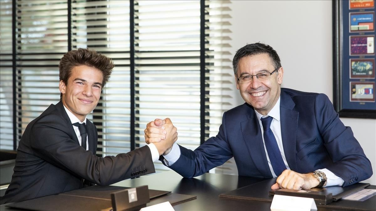 Riqui Puig firmando su contrato de renovación hasta 2021 Riqui Puig firmando su contrato de renovación hasta 2021