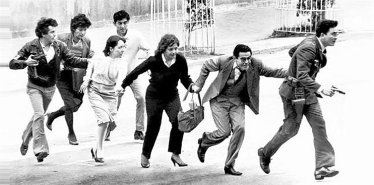 EVACUADOS Empleados del Palacio de Justicia abandonan el edificio por una calle lateral acompañados por personal de la policía, el 6 de agosto de 1985, después de que el lugar fuera tomado por el M-19. EVACUADOS Empleados del Palacio de Justicia abandonan el edificio por una calle lateral acompañados por personal de la policía, el 6 de agosto de 1985, después de que el lugar fuera tomado por el M-19.