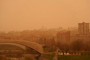 Una nube de polvo del Sáhara cubre el cielo de Madrid.