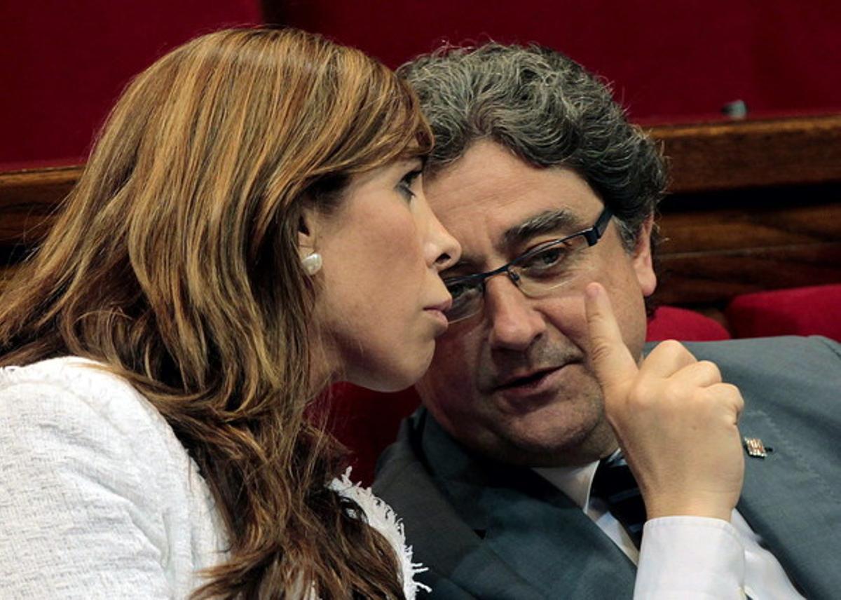 El portavoz del PPC, Enric Millo conversando con la presidenta de su partido, Alicia Sánchez Camacho, durante una la sesión de control al Gobierno catalán. El portavoz del PPC, Enric Millo conversando con la presidenta de su partido, Alicia Sánchez Camacho, durante una la sesión de control al Gobierno catalán.