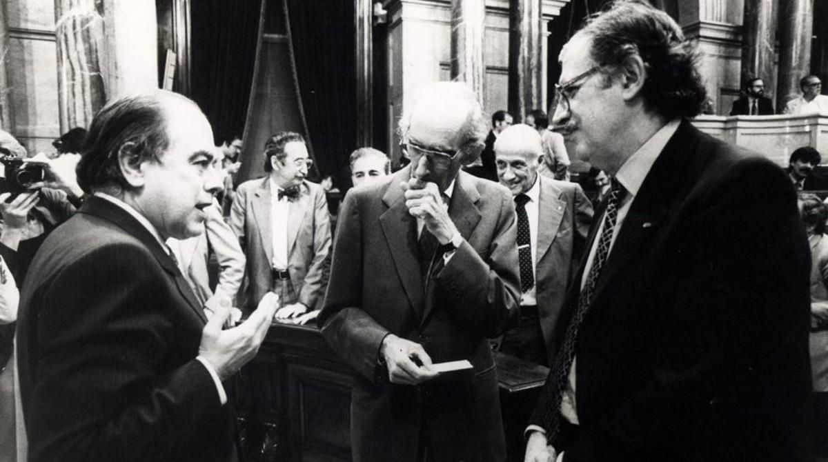 Jordi Pujol conversa con Ramon Trias Fargas en presencia de Josep Benet en el Parlament en 1982. Jordi Pujol conversa con Ramon Trias Fargas en presencia de Josep Benet en el Parlament en 1982.