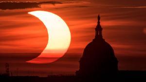 Así se ha visto el primer eclipse solar anular del 2021. En la foto, el eclipse visto sobre el capitolio de Washington, en una imagen tomada desde Arlington, Virginia.