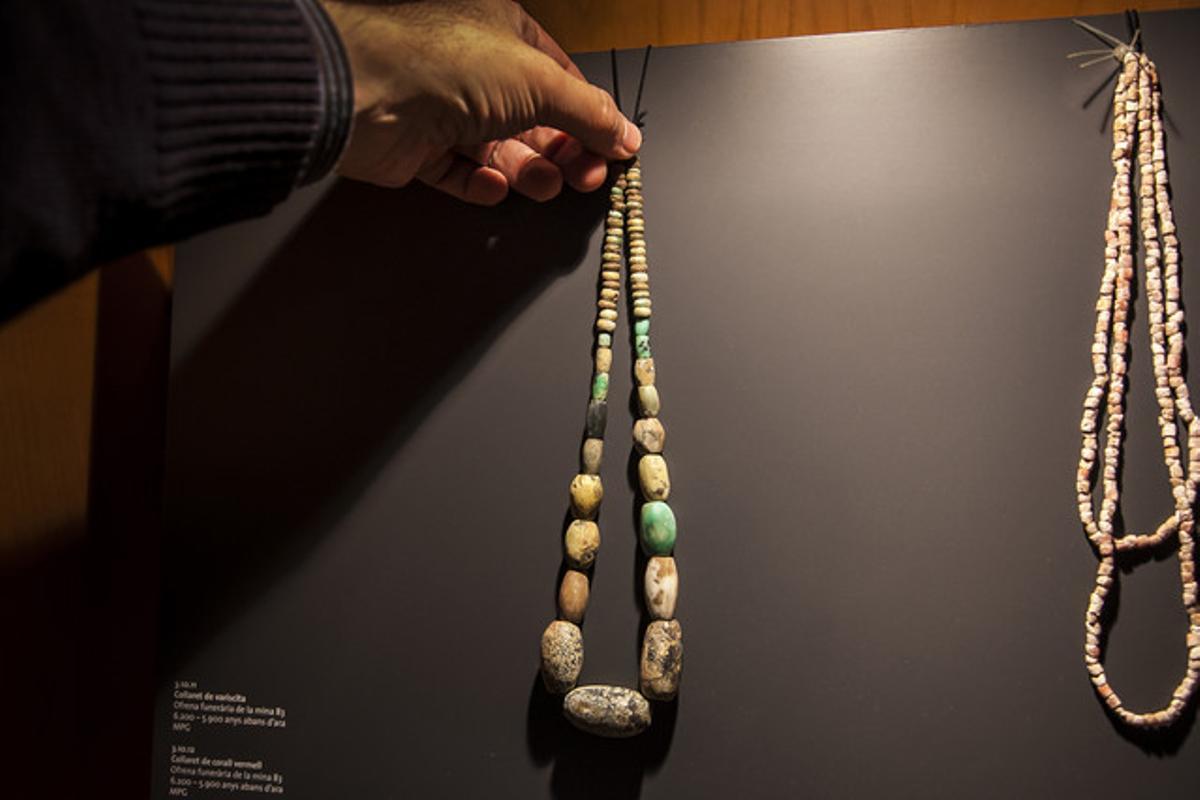 Un collar confeccionado con piedras de variscita expuesto en el Museo de Gavà.