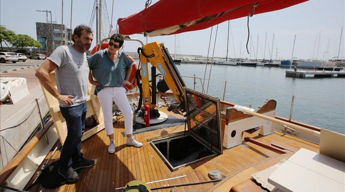 Francesca Fritz-Prguda conversa con Òscar Camps a bordo del ‘Astral’, uno de los barcos de la oenegé OpenArms, en Badalona.