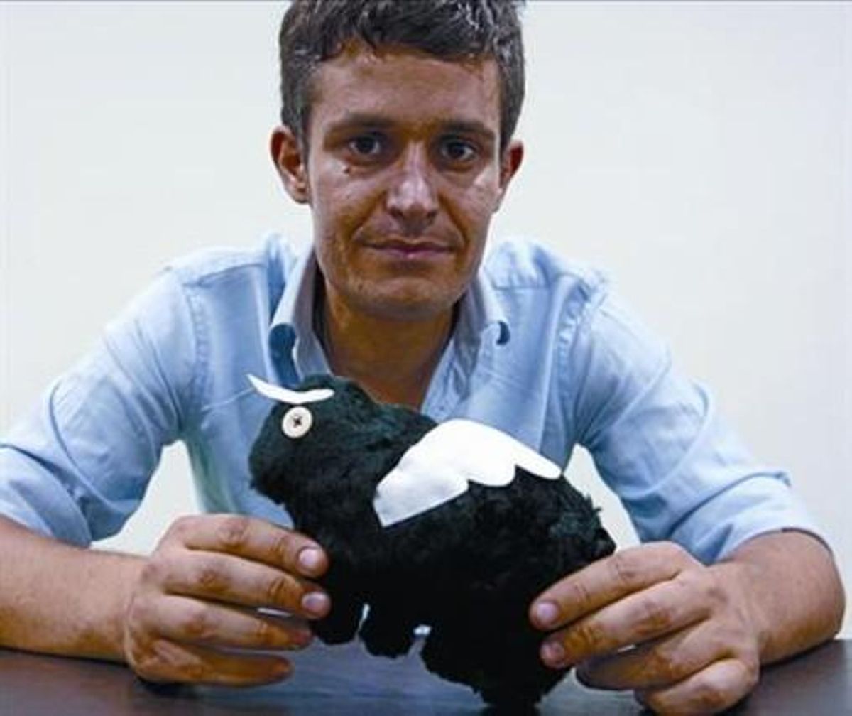 Leonardo Anselmi sostiene un toro alado de peluche. Leonardo Anselmi sostiene un toro alado de peluche.
