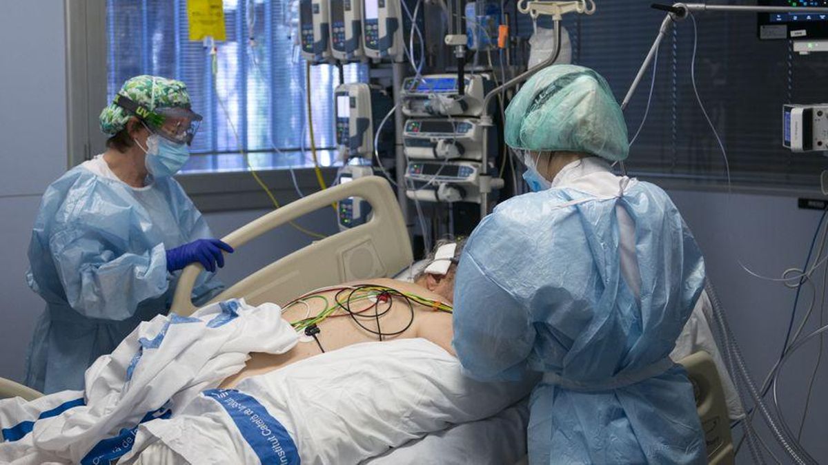 Un enfermo de coronavirus en la uci de un hospital valenciano. Un enfermo de coronavirus en la uci de un hospital valenciano.