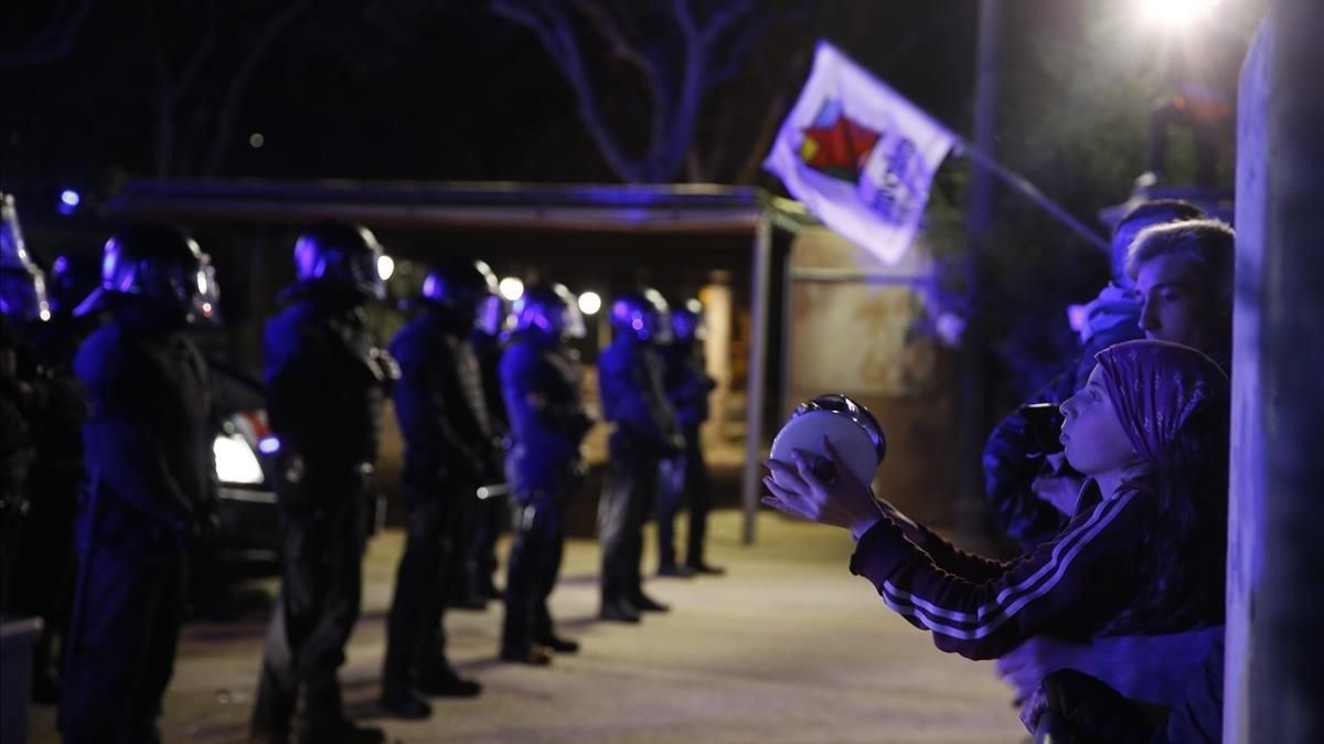 Manifestantes de los CDR frente al cordón policial de los Mossos. Manifestantes de los CDR frente al cordón policial de los Mossos.