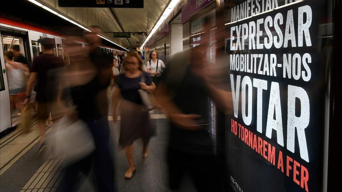 Campaña de Òmnium en el metro de Barcelona.