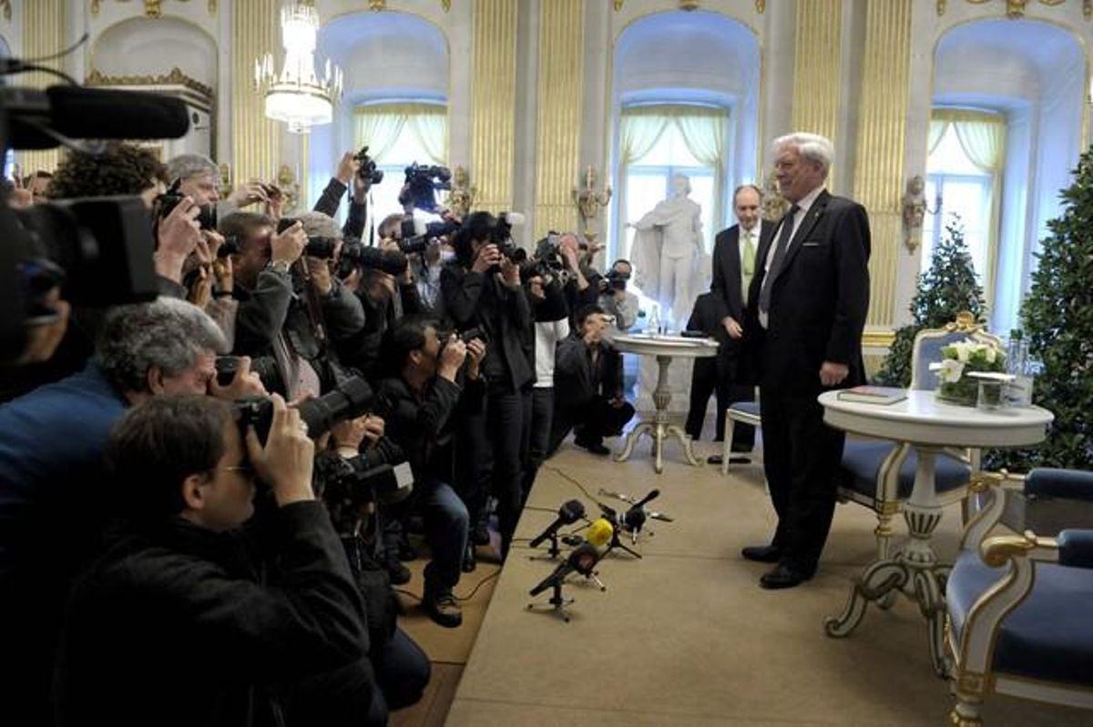 Mario Vargas Llosa ante los periodistas en Estocolmo. antes de su discurso. Mario Vargas Llosa ante los periodistas en Estocolmo. antes de su discurso.
