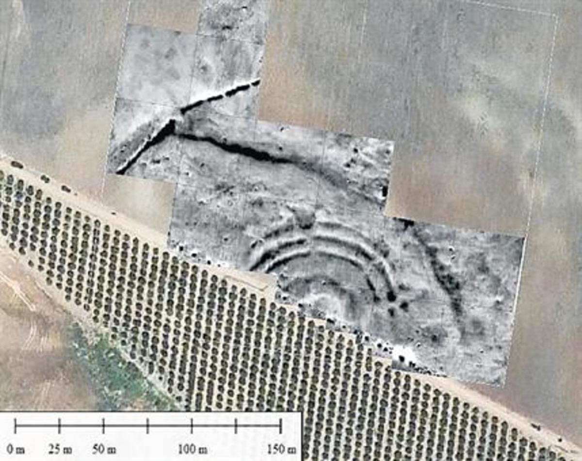 Vista aérea del yacimiento, una parte del cual permanece sepultado por cultivos. Vista aérea del yacimiento, una parte del cual permanece sepultado por cultivos.