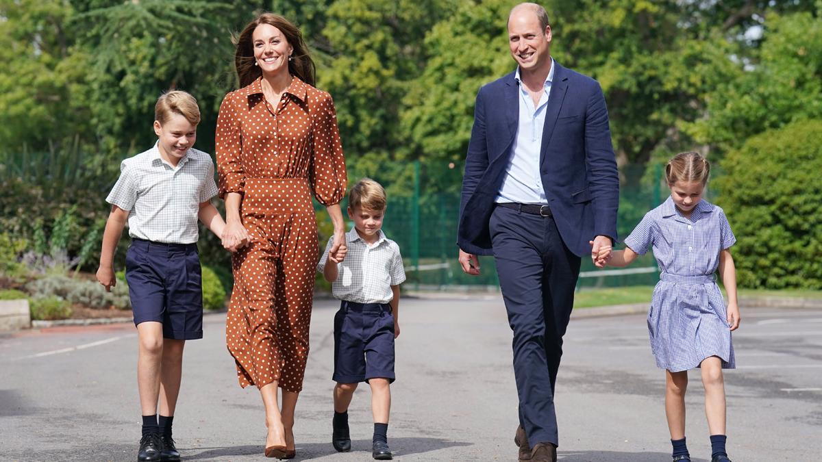 Los duques de Cambridge acompañan a sus hijos en el primer día de colegio.