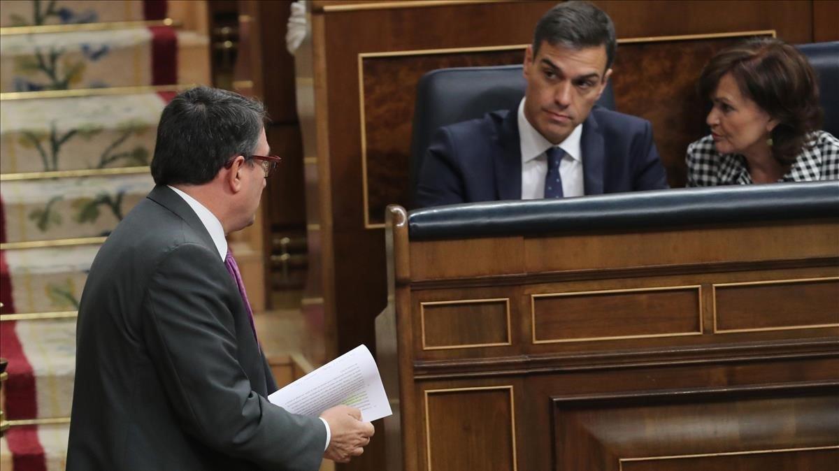 Aitor Esteban pasa junto a Pedro Sánchez, en la sesión de este miércoles en el Congreso.