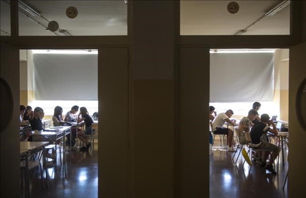 Aula del instituto Sant Andreu, en Barcelona, donde se realizan clases de refuerzo previos a los exámenes de septiembre, este jueves.