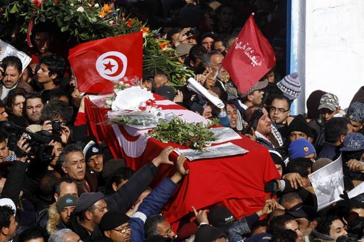 Tunecinos portan el ataúd con los restos mortales del opositor Chukri Bel Aid durante su multitudinario funeral en la capital tunecina, el viernes. Tunecinos portan el ataúd con los restos mortales del opositor Chukri Bel Aid durante su multitudinario funeral en la capital tunecina, el viernes.