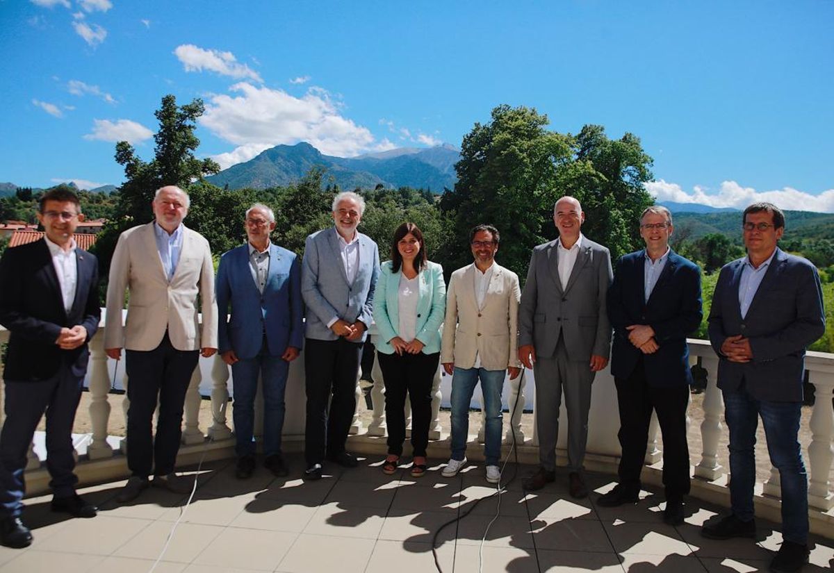 La ’consellera’ Gemma Geis, junto a los rectores de las universidades públicas catalanas, este viernes en la Universitat Catalana d’Estiu. La ’consellera’ Gemma Geis, junto a los rectores de las universidades públicas catalanas, este viernes en la Universitat Catalana d’Estiu.