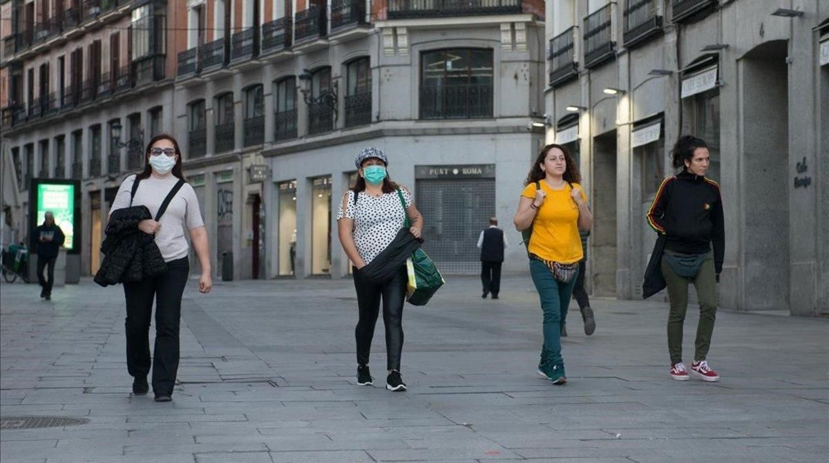 Transeúntes por el centro de Madrid el primer día del estado de alarma. Transeúntes por el centro de Madrid el primer día del estado de alarma.