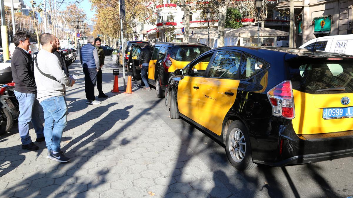 Élite Taxi denuncia que algunos hoteles de Barcelona pactan comisiones con taxistas para cobrar más a los turistas. Lo explica el portavoz de la plataforma, Tito Álvarez.
