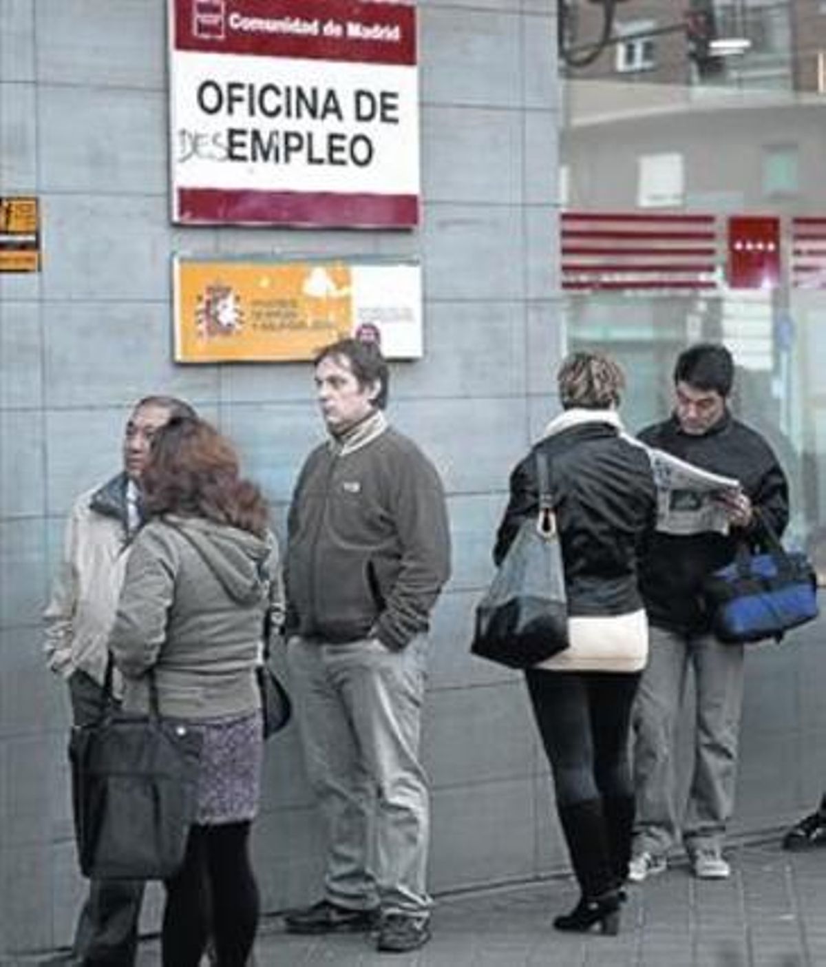 Cola en una oficina del Servicio Público de Empleo en Madrid. Cola en una oficina del Servicio Público de Empleo en Madrid.