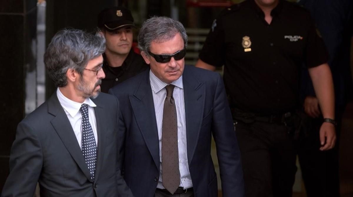 Jordi Pujol Ferrusola (derecha), con su abogado, Cristobal Martell, en septiembre del 2014. Jordi Pujol Ferrusola (derecha), con su abogado, Cristobal Martell, en septiembre del 2014.