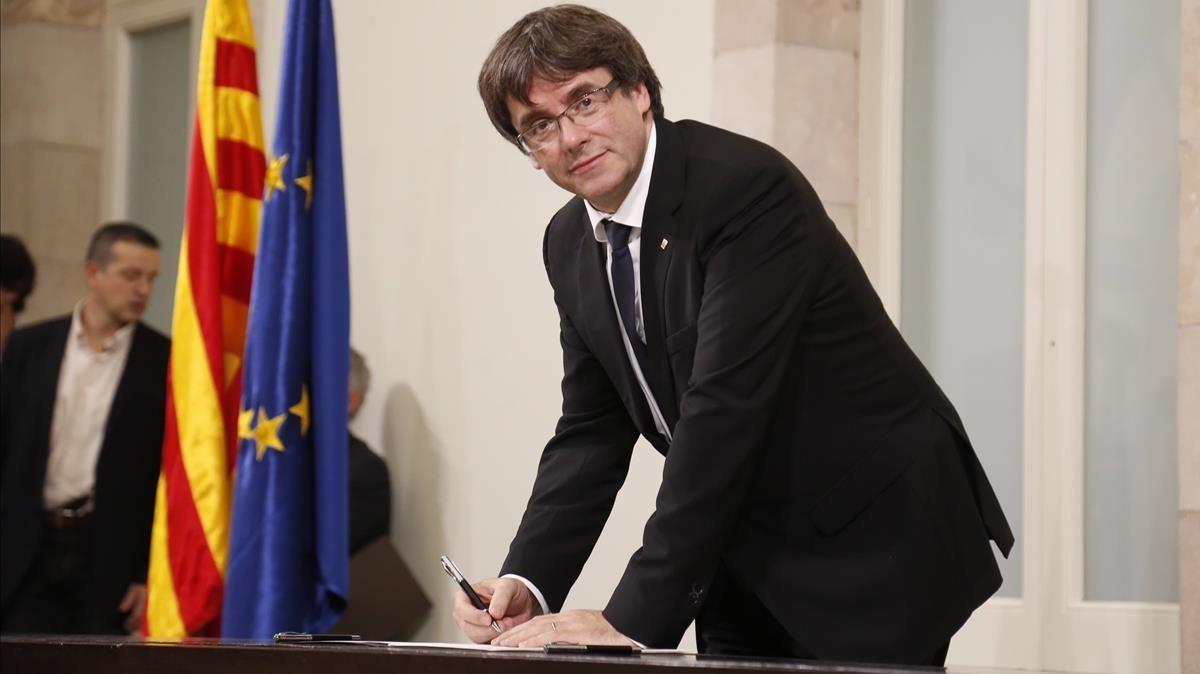 El president Carles Puigdemont en el momento de firmar la declaración, tras el pleno. El president Carles Puigdemont en el momento de firmar la declaración, tras el pleno.