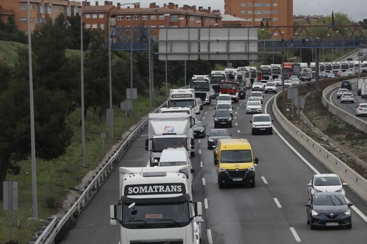 Varios camiones durante una marcha en la M-40, en el noveno día de paro nacional de transportistas, este 22 de marzo de 2022, en San Fernando de Henares (Madrid).
