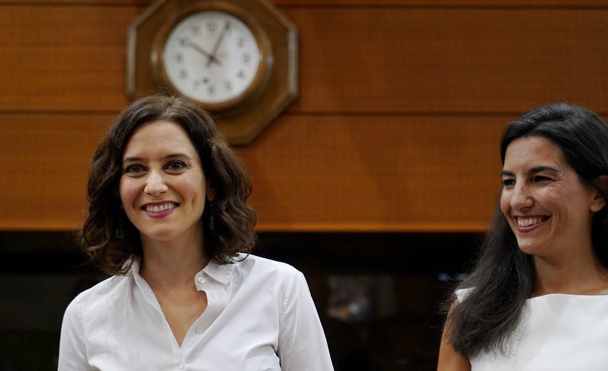 La presidenta de Madrid (i) junto con la portavoz de Vox en la Asamblea de Madrid (i). La presidenta de Madrid (i) junto con la portavoz de Vox en la Asamblea de Madrid (i).
