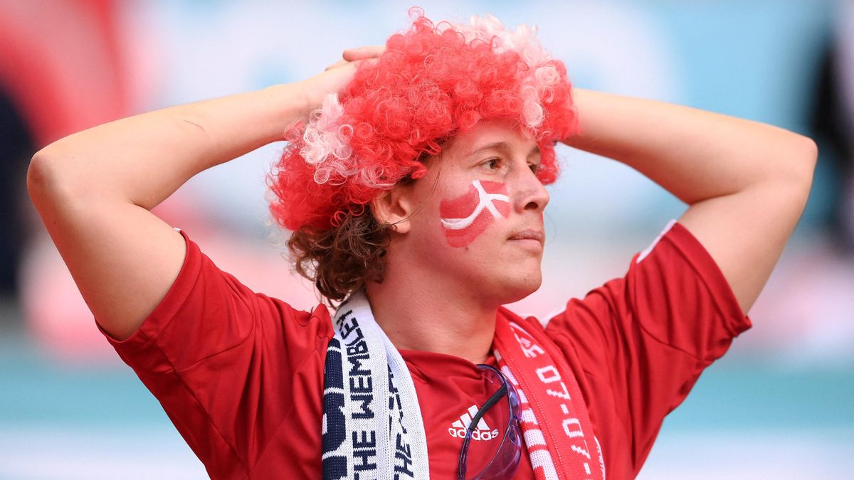 Un aficionado danés, durante el partido contra Inglaterra de semifinales en Wembley. Un aficionado danés, durante el partido contra Inglaterra de semifinales en Wembley.