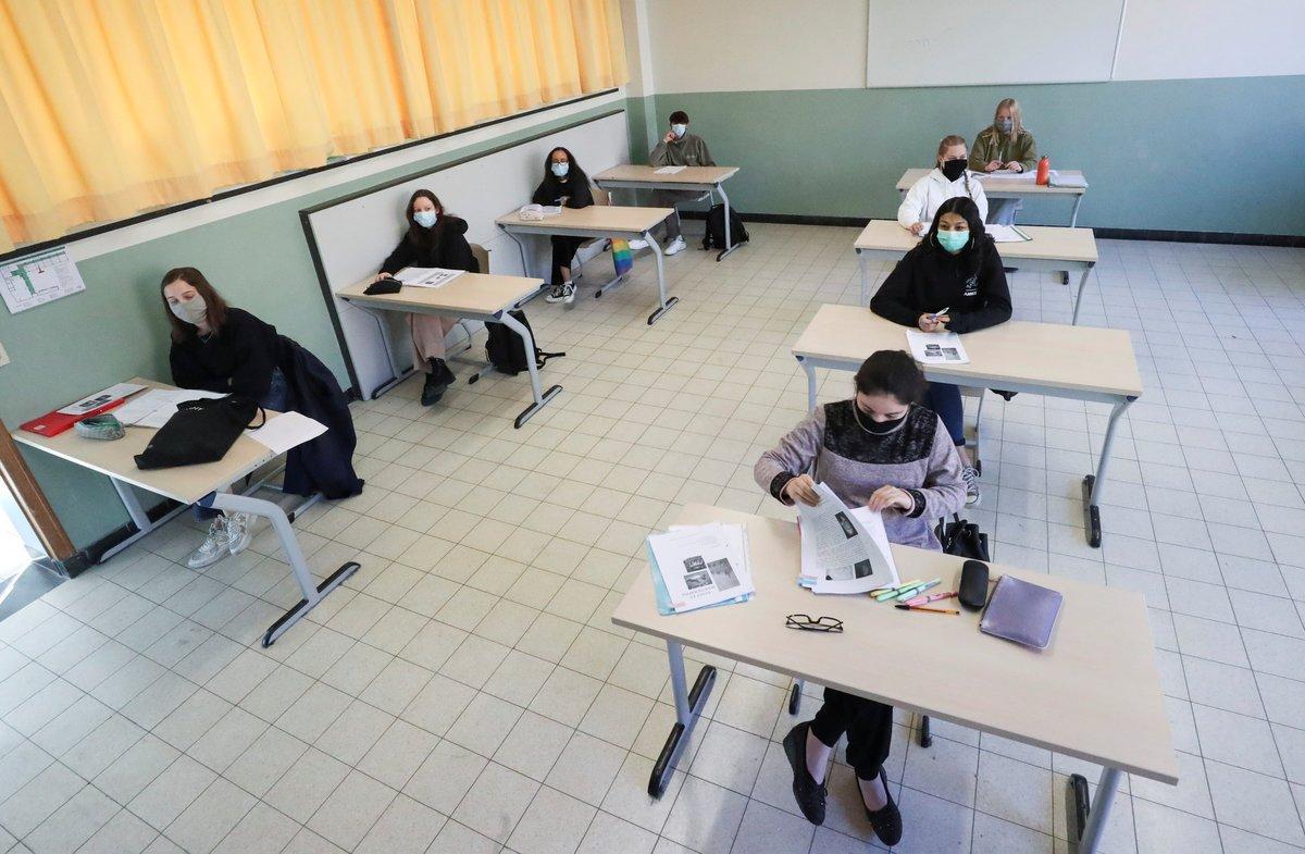 Students wearing protective face masks sit in a classroom at a flemish secondary school during its reopening in Brussels, as a small part of Belgian children head back to their schools with new rules and social distancing measures, during the outbreak of the coronavirus disease (COVID-19), in Brussels, Belgium, May 15, 2020. REUTERS/Yves Herman Students wearing protective face masks sit in a classroom at a flemish secondary school during its reopening in Brussels, as a small part of Belgian children head back to their schools with new rules and social distancing measures, during the outbreak of the coronavirus disease (COVID-19), in Brussels, Belgium, May 15, 2020. REUTERS/Yves Herman