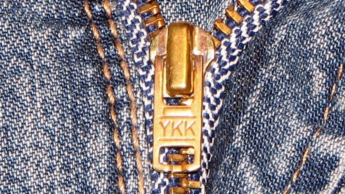 Una cremallera con las letras ’YKK’