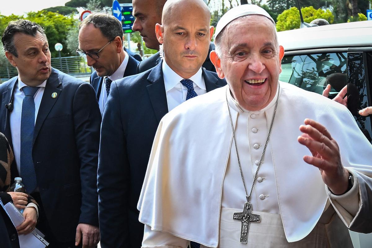 El Papa a su salida del hospital: "Todavía estoy vivo. No tuve miedo"