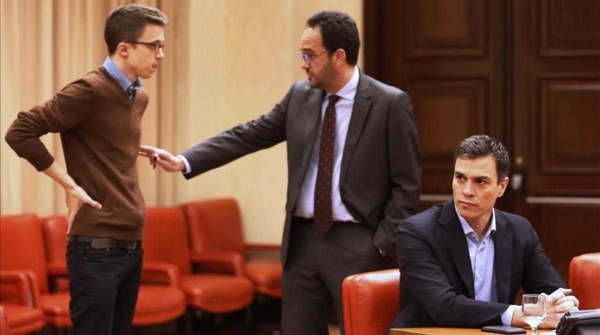 Íñigo Errejón conversa con su homólogo socialista, Antonio Hernando, tras Pedro Sánchez, en la legislatura pasada. Íñigo Errejón conversa con su homólogo socialista, Antonio Hernando, tras Pedro Sánchez, en la legislatura pasada.