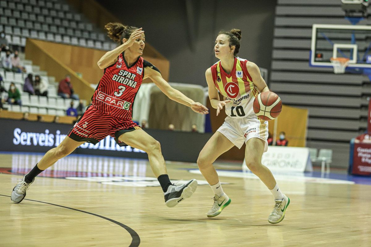 Aina ayuso bota ante Laia Palau, en un reciente partido Uni Girona-Casademont Aina ayuso bota ante Laia Palau, en un reciente partido Uni Girona-Casademont
