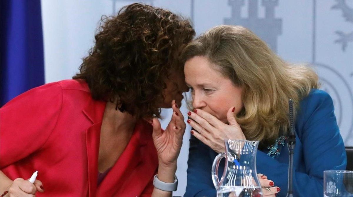 La ministra de Hacienda, María Jesús Montero, y la vicepresidenta económica, Nadia Calviño, conversan al oído tras el Consejo de Ministros del 11 de febrero. La ministra de Hacienda, María Jesús Montero, y la vicepresidenta económica, Nadia Calviño, conversan al oído tras el Consejo de Ministros del 11 de febrero.