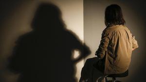 Una madre que ha perdido la custodia de su hija tras denunciar a su expareja por abusar de su hija.