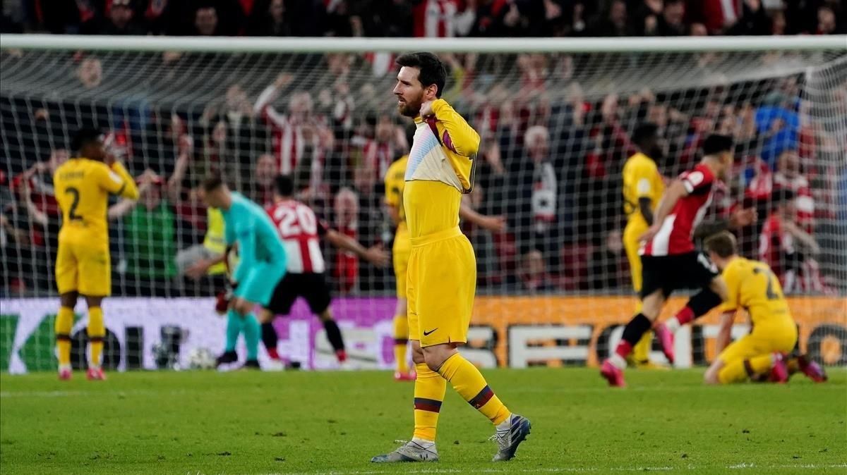 Messi se lamenta del gol de Williams en el descuento. Messi se lamenta del gol de Williams en el descuento.