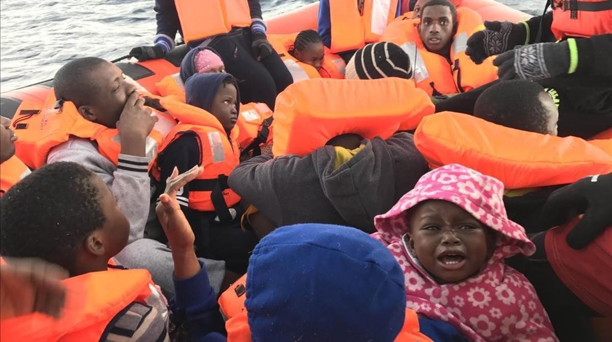 Inmigrantes, algunos de ellos de muy corta edad, rescatados en Mediterráneo central por la oenegé Proactiva Open Arms, el 9 de enero.