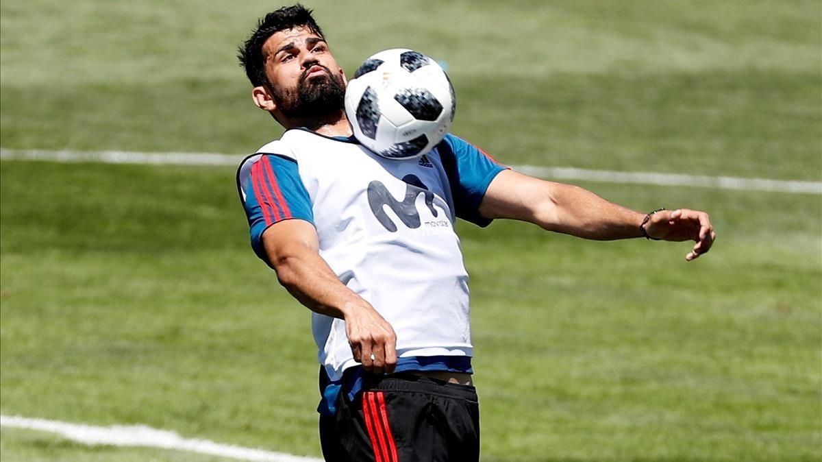 Diego Costa controla el balón en el entrenamiento de España en Krasnodar. Diego Costa controla el balón en el entrenamiento de España en Krasnodar.