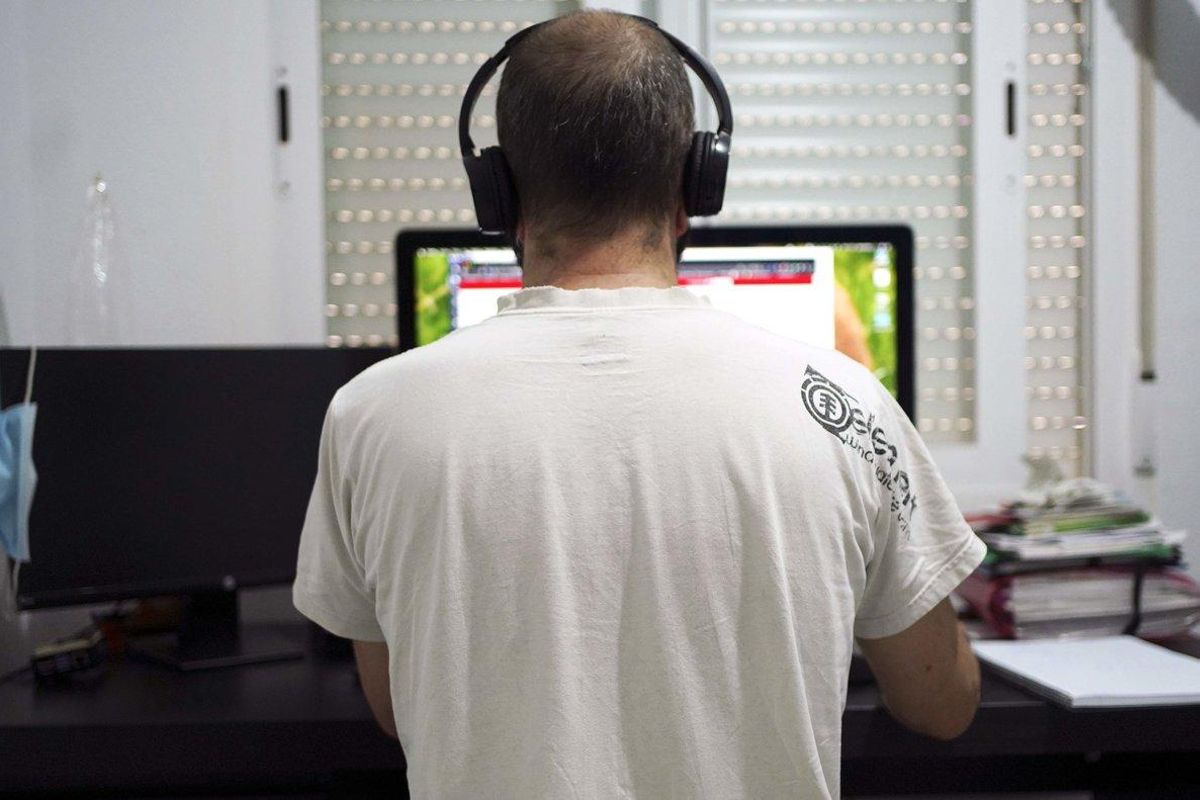 Imagen de un chico teletrabajando desde su casa Imagen de un chico teletrabajando desde su casa