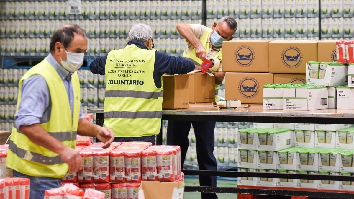 Voluntarios trabajando este lunes en el almacén del Banco de Alimentos de la localidad vizcaína de Basauri. Voluntarios trabajando este lunes en el almacén del Banco de Alimentos de la localidad vizcaína de Basauri.
