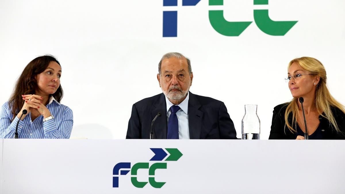 El empresario mexicano Carlos Slim, flanqueado por Esther Koplowitz y su hija, Esther Alcocer Koplowitz, presidenta de FCC, en su primera intervención como accionista mayoritario de la compañía. El empresario mexicano Carlos Slim, flanqueado por Esther Koplowitz y su hija, Esther Alcocer Koplowitz, presidenta de FCC, en su primera intervención como accionista mayoritario de la compañía.