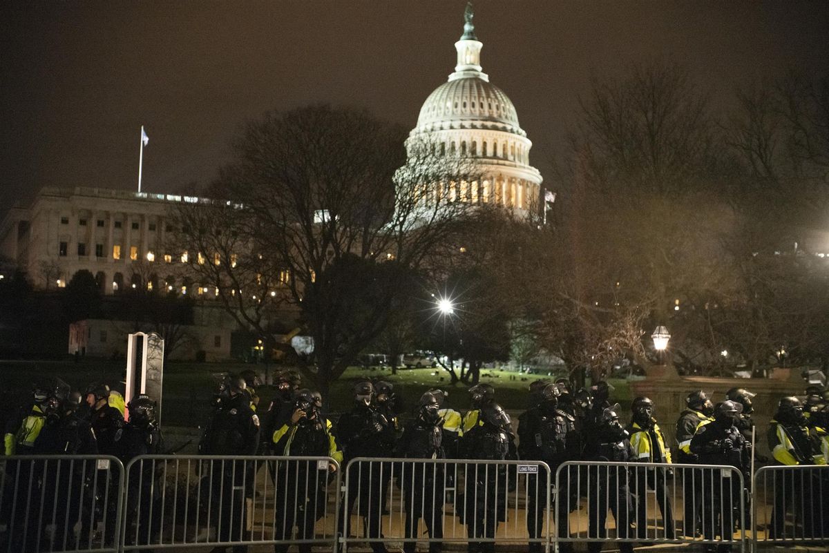 Agentes de la Policía frente al Capitolio de EEUU durante el asalto. Agentes de la Policía frente al Capitolio de EEUU durante el asalto.