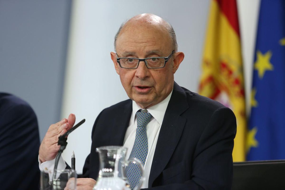 El ministro de Hacienda, Cristóbal Montoro, en rueda de prensa posterior a una reunión del Consejo de Ministros. El ministro de Hacienda, Cristóbal Montoro, en rueda de prensa posterior a una reunión del Consejo de Ministros.