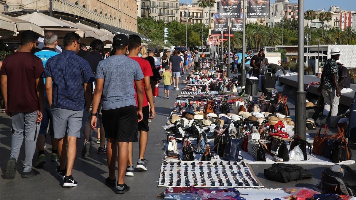 Top Manta en el paseo de Joan de Borbó, este jueves 12 de julio. Top Manta en el paseo de Joan de Borbó, este jueves 12 de julio.