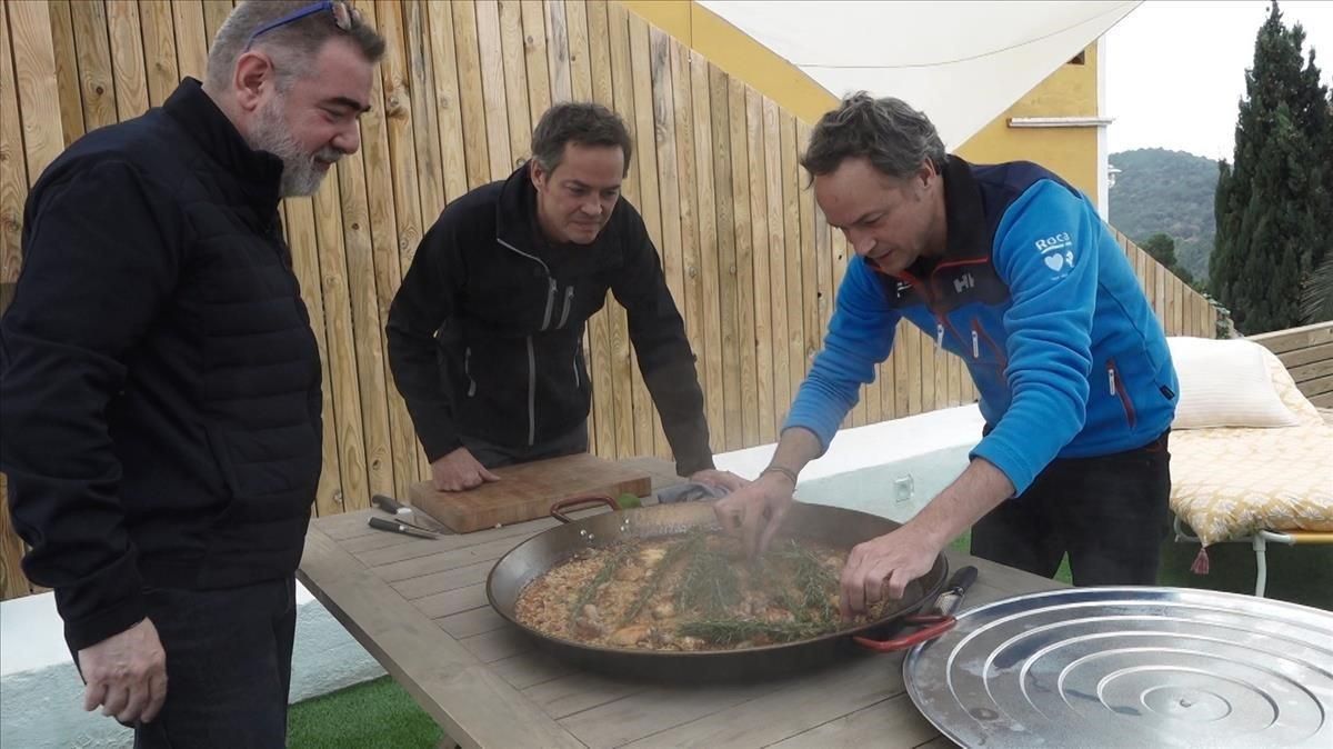 Los hermanos Torres preparan una paella para Pau Arenós en la serie ’Cata Mayor’. Los hermanos Torres preparan una paella para Pau Arenós en la serie ’Cata Mayor’.