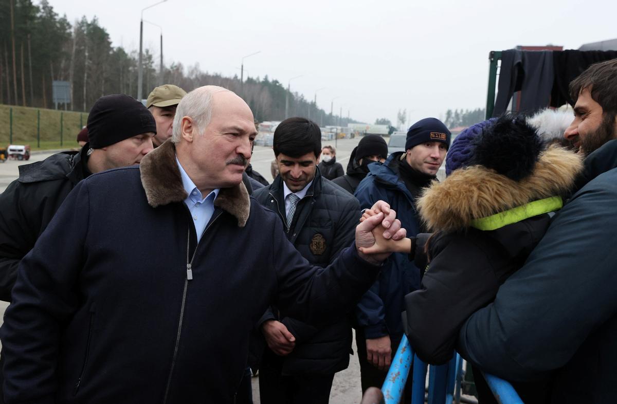 El presidente bielorruso, Aleksándr Lukashenko, durante su visita a la frontera con Polonia el viernes pasado.