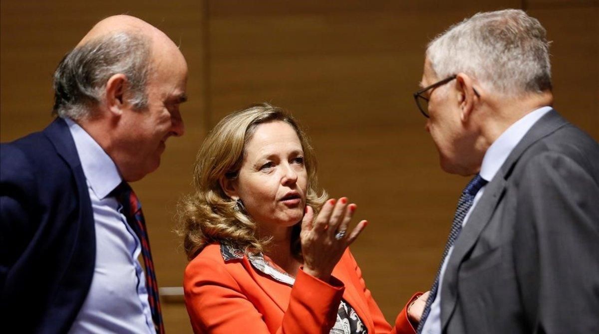Nadia Calviño y Luis de Guindos conversan con el gerente del Mede, Klaus Regling, en junio del 2019. Nadia Calviño y Luis de Guindos conversan con el gerente del Mede, Klaus Regling, en junio del 2019.