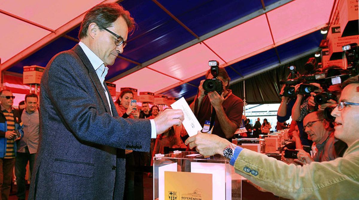 Artur Mas se dispone a votar en el referendo del Camp Nou. Artur Mas se dispone a votar en el referendo del Camp Nou.