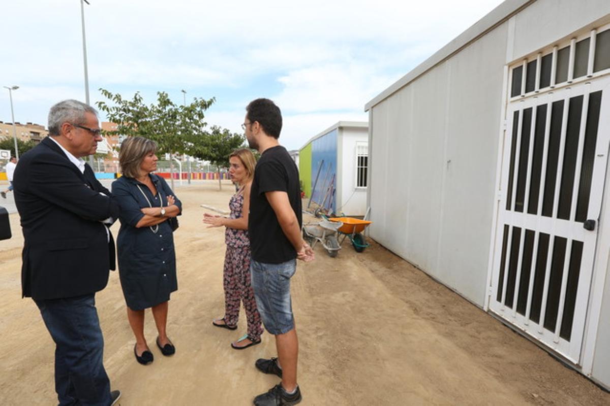 La alcaldesa de L’Hospitalet, Núria Marín, durante su visita a los módulos prefabricados de la escuela Paco Candel. La alcaldesa de L’Hospitalet, Núria Marín, durante su visita a los módulos prefabricados de la escuela Paco Candel.